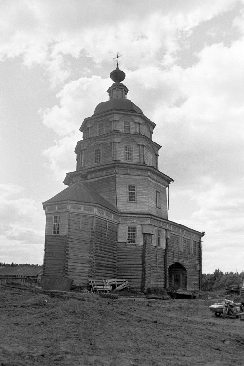 Церковь Рождества Пресвятой Богородицы, Поповка-Каликинская (Каликинский погост) (Вожегодский район, Вологодская область). архивная фотография, Фотография сделана в середине 1970-х годов