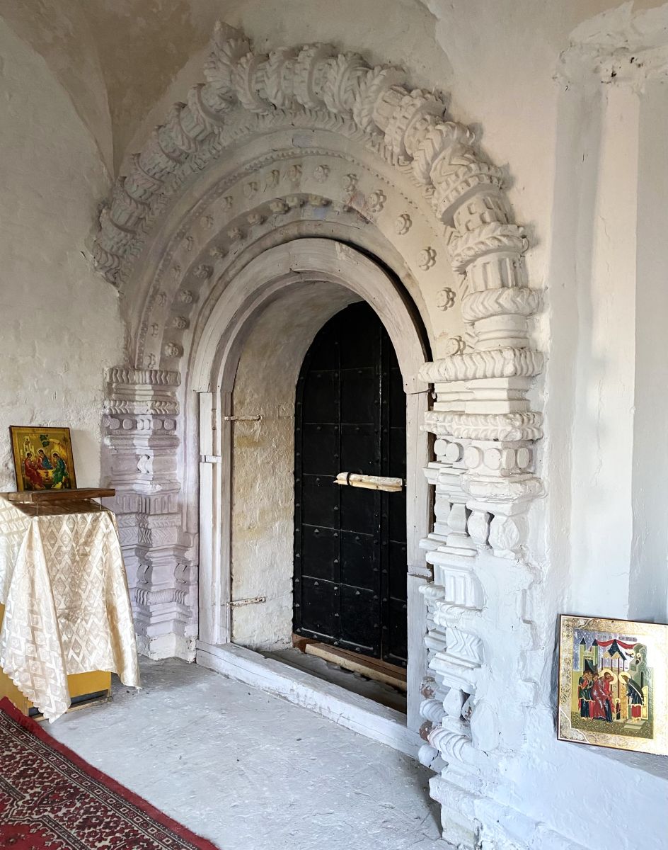 Церковь Троицы Живоначальной, Ликурга (Буйский район, Костромская область). интерьер и убранство, Северный портал четверика в обходной галерее