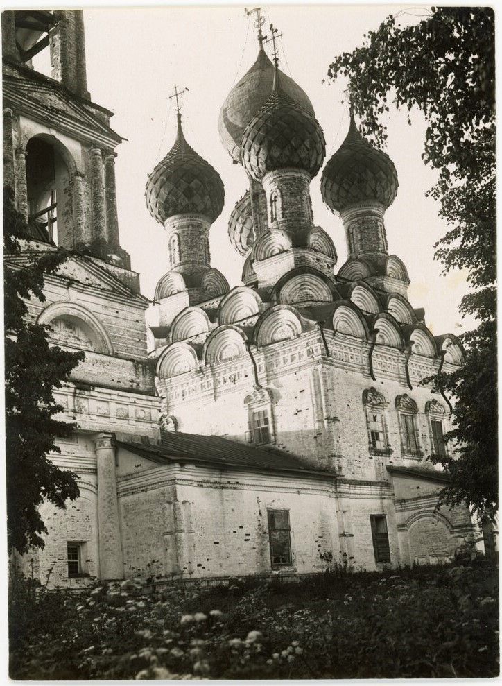 Церковь Троицы Живоначальной, Ликурга (Буйский район, Костромская область). архивная фотография, Общий вид с южной стороны. Фото 1950-х гг. из фондов Костромского музея-заповедника. (ГК № 65633526)