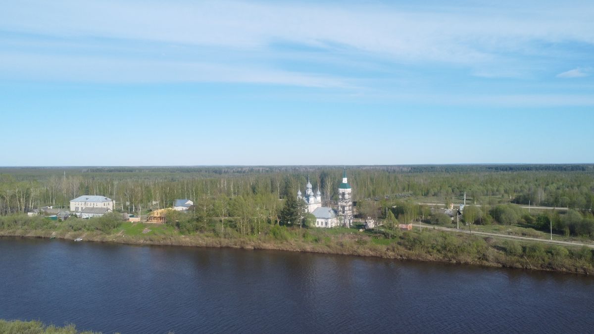 общий вид в ландшафте. Церковь Троицы Живоначальной, Сандогора (Костромской район, Костромская область)