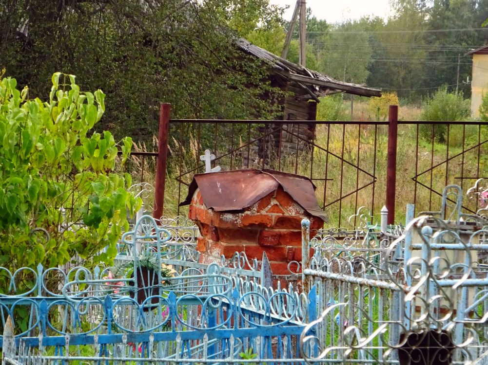 Церковь Димитрия Прилуцкого, Фоминское (Костромской район, Костромская область). дополнительная информация, Кирпичная часовня-столп рядом с церковью