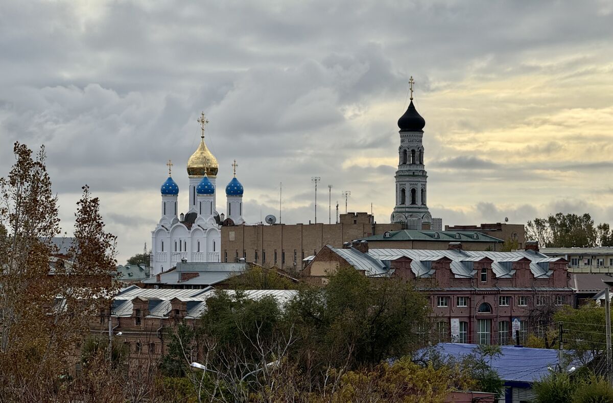 Благовещенский женский монастырь, Астрахань (Астрахань, город, Астраханская область). общий вид в ландшафте, Вид с 5 этажа с северного берега Кутума