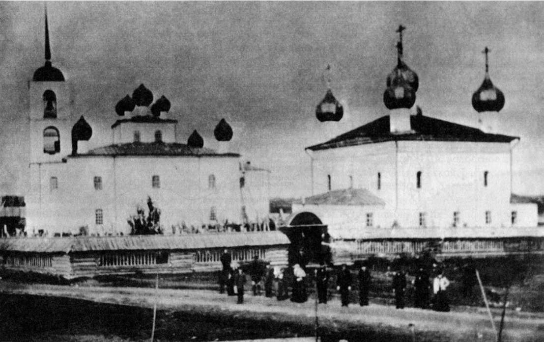 Храмовый комплекс. Церкви Рождества Христова и Троицы Живоначальной, Семёновская (Троица) (Каргопольский район, Архангельская область). архивная фотография, Из фондов Каргопольского музея; илл. в кн. Н.И. Тормосовой Каргополье: История исчезнувших волостей, 2011