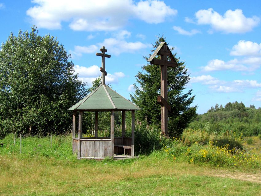 Тикачёво, урочище (Куржекса). Церковь Спаса Преображения. дополнительная информация, поклонный крест и беседка к югу от церкви