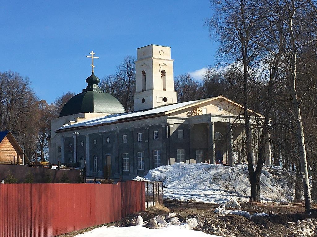 Церковь в процессе восстановления. Доступ на территорию пока закрыт, общий вид в ландшафте. Церковь Иоанна Богослова (старая), Корпуса (Лосино-Петровский городской округ и ЗАТО Звёздный городок, Московская область)