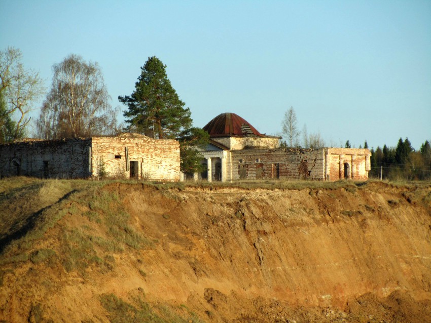 Церковь Николая Чудотворца, Горка (Великоустюгский район, Вологодская область). фасады, вид с севера, слева - Зосимо-Савватиевская церковь