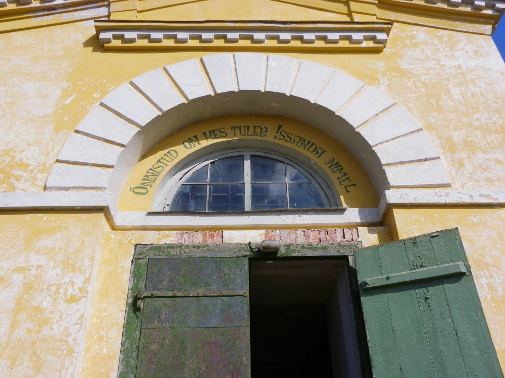 Церковь Захарии и Елисаветы, Ряпина (Пылвамаа, Эстония). архитектурные детали, Надпись над входом