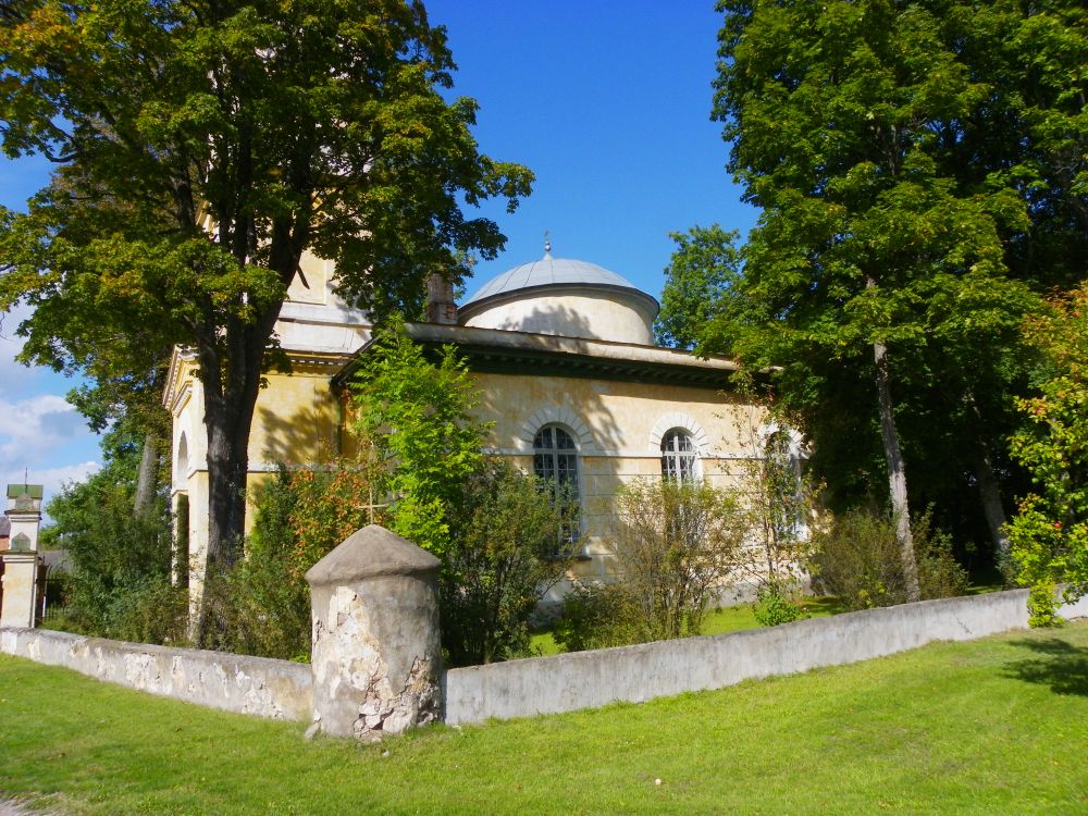 Церковь Захарии и Елисаветы, Ряпина (Пылвамаа, Эстония). фасады, Из-за ограды
