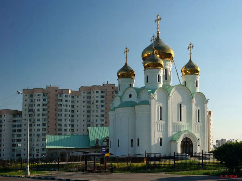 Южное Бутово. Церковь Стефана Пермского в Южном Бутове. общий вид в ландшафте