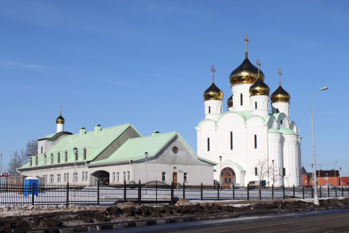 Южное Бутово. Церковь Стефана Пермского в Южном Бутове. общий вид в ландшафте, Москва. Церковь Стефана Пермского