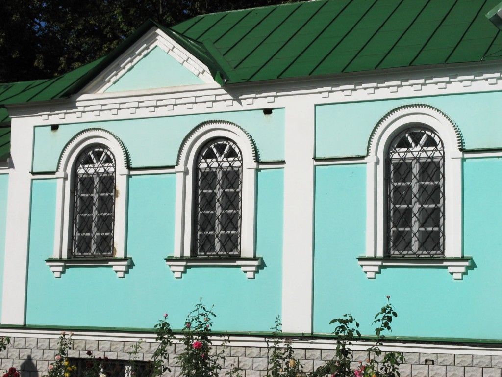 Монастырь Серафима Саровского. Церковь Серафима Саровского, Новомакарово (Грибановский район, Воронежская область). архитектурные детали, Архитектура оконных проемов трапезной южного фасада храма