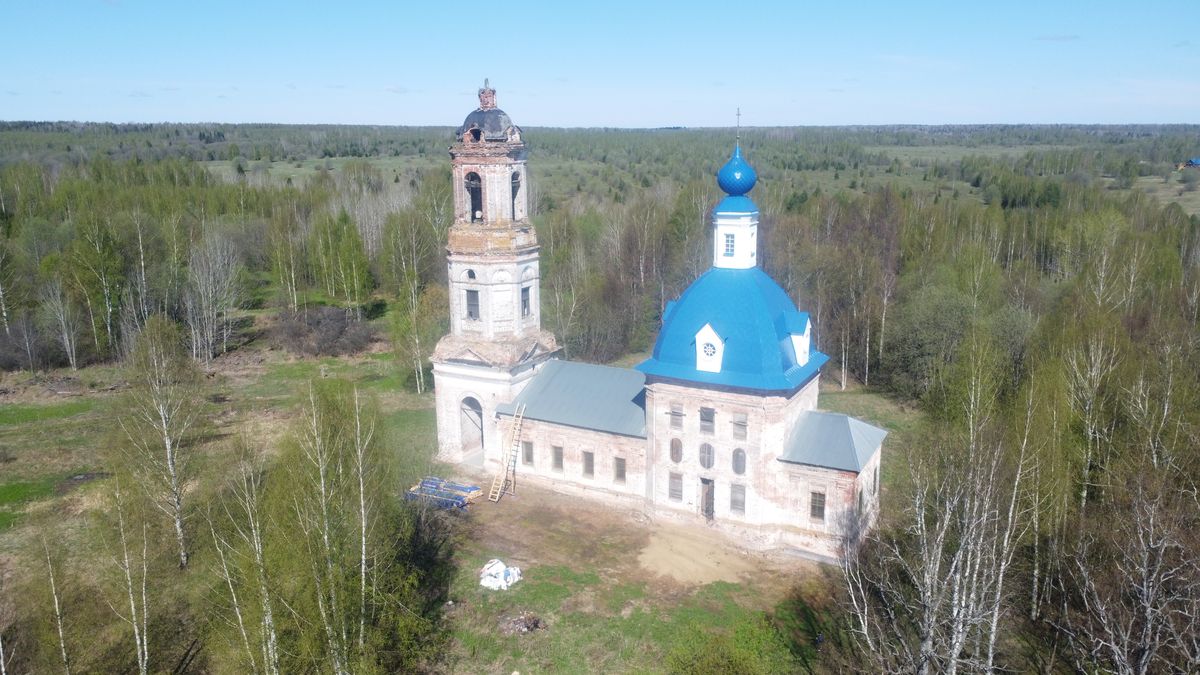 общий вид в ландшафте. Церковь Покрова Пресвятой Богородицы, Покровское (Нейский район, Костромская область)