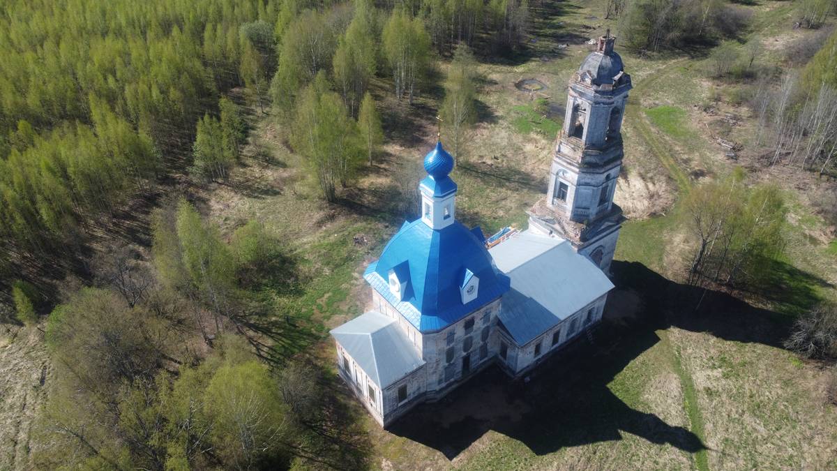 общий вид в ландшафте. Церковь Покрова Пресвятой Богородицы, Покровское (Нейский район, Костромская область)