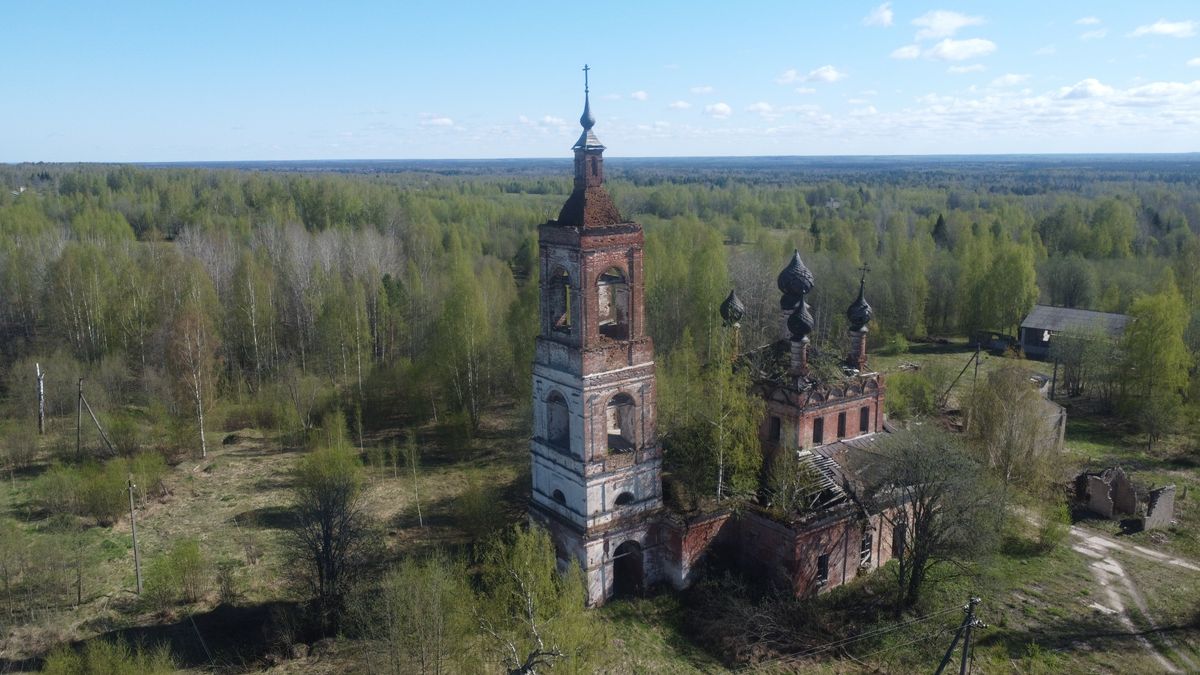 общий вид в ландшафте. Церковь Николая Чудотворца, Никола-Торжок (Нейский район, Костромская область)