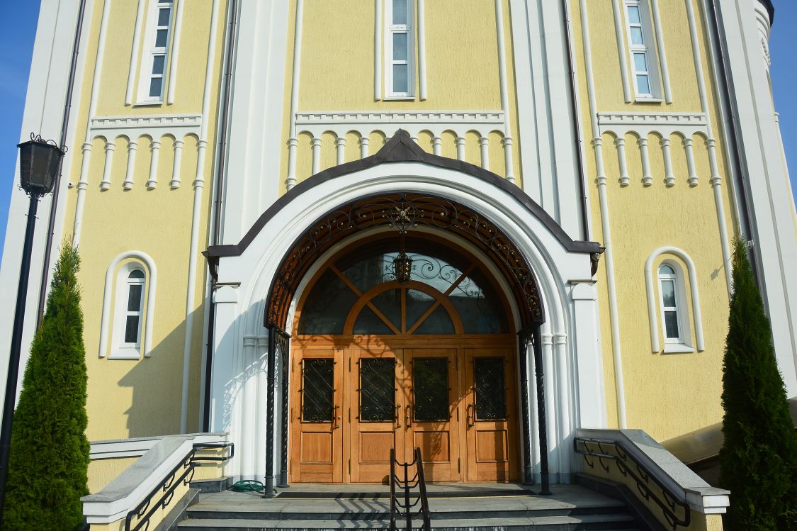 Церковь Спиридона Тримифунтского в Нагатинском затоне, Нагатинский затон (Южный административный округ (ЮАО), г. Москва). архитектурные детали, Вид на входной портал (южная сторона)