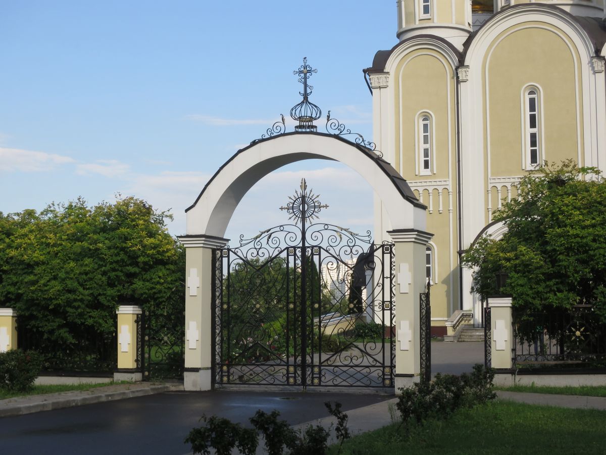 Церковь Спиридона Тримифунтского в Нагатинском затоне, Нагатинский затон (Южный административный округ (ЮАО), г. Москва). дополнительная информация, Врата церковной ограды