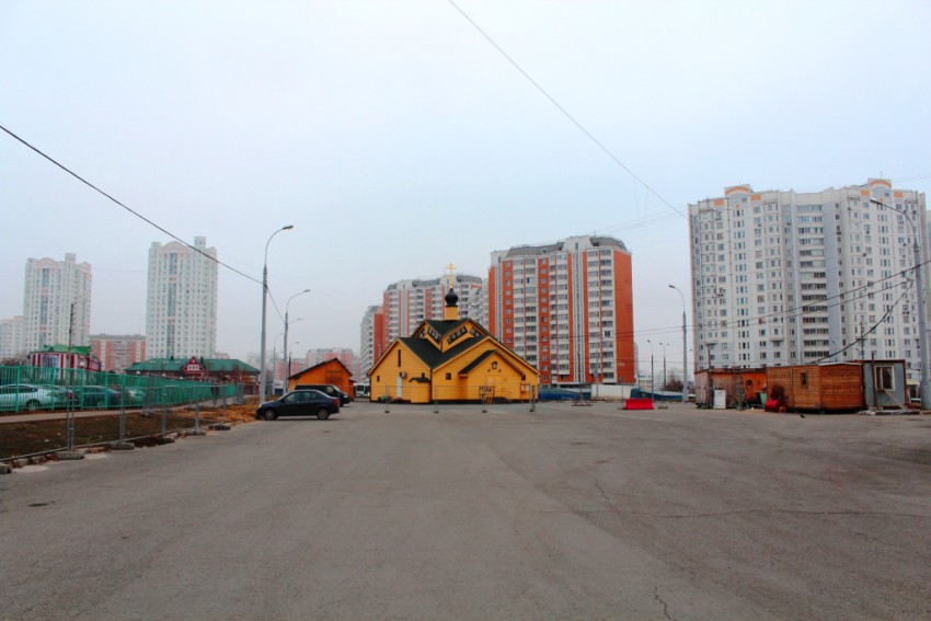 Церковь Луки (Войно-Ясенецкого) в Марьинском парке, Люблино (Юго-Восточный административный округ (ЮВАО), г. Москва). общий вид в ландшафте, Вид с северо-запада