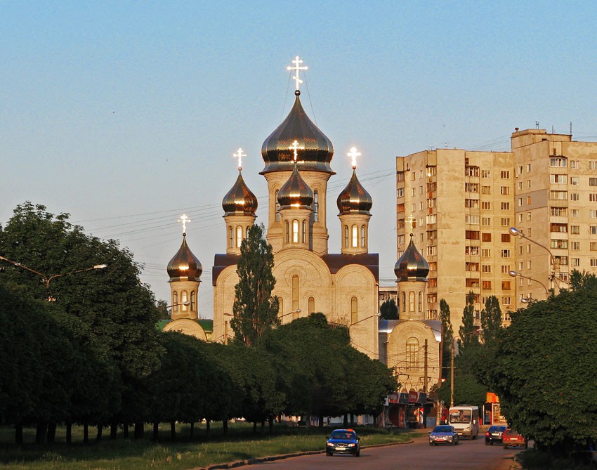 Церковь Владимира равноапостольного на Салтовке, Харьков (Харьков, город, Украина, Харьковская область). общий вид в ландшафте