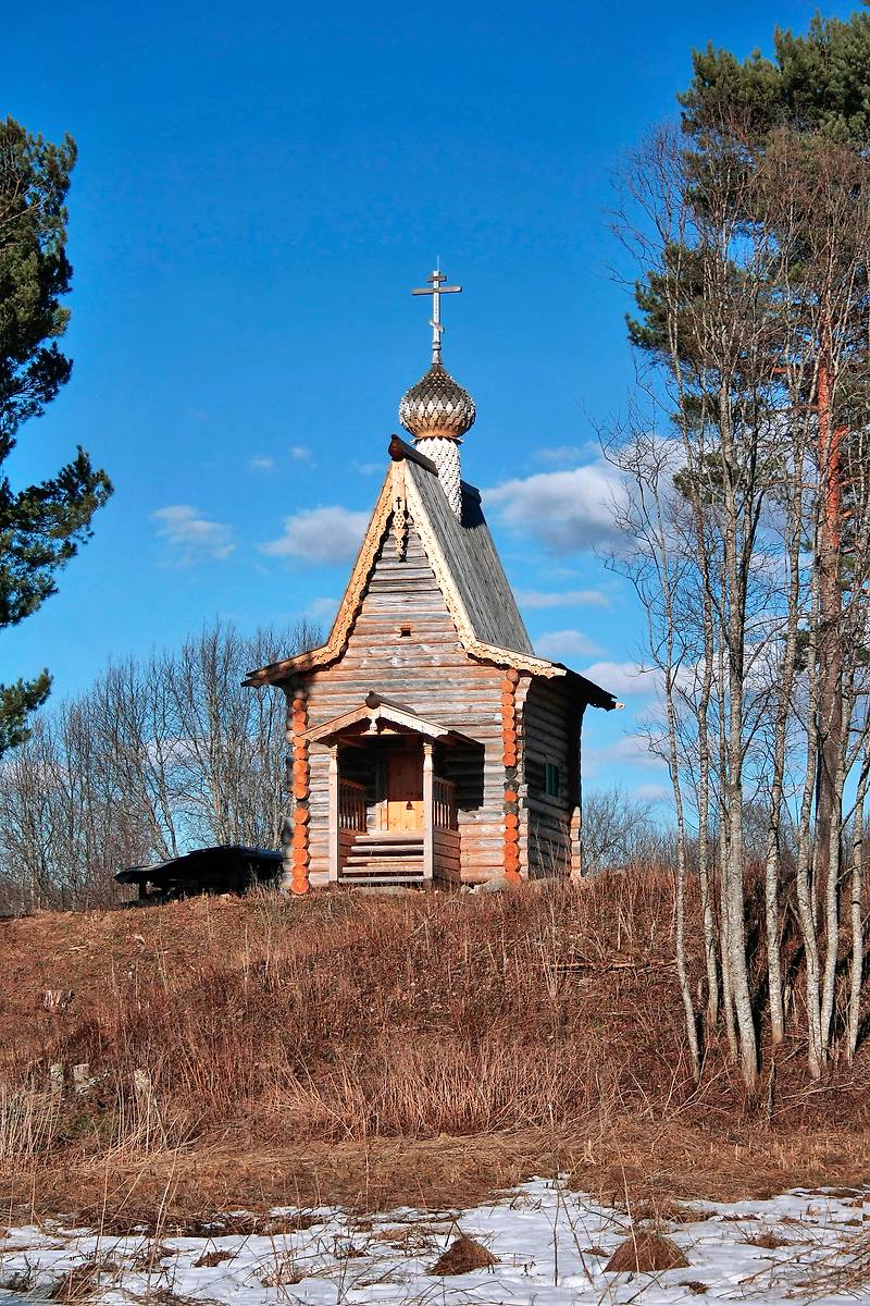 Вид с запада, из-под горы, фасады. Часовня Георгия Победоносца, Зашондомье (Плесецкий район, Архангельская область)
