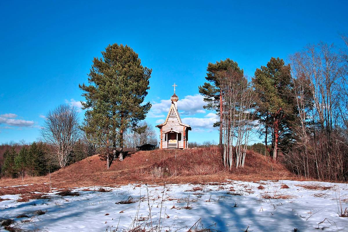 Вид из поймы Шондомы, общий вид в ландшафте. Часовня Георгия Победоносца, Зашондомье (Плесецкий район, Архангельская область)
