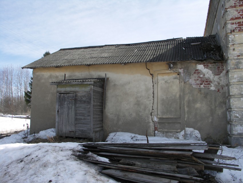 Церковь Благовещения Пресвятой Богородицы, Пищалево (Тутаевский район, Ярославская область). архитектурные детали, К алтарю прилеплена советская пристройка.