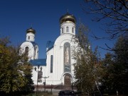 Церковь иконы Божией Матери "Умиление", витраж с изображением во весь рост преподобного Серафима Саровского с южной стороны храма<br>, Луганск, Луганск, город, Украина, Луганская область