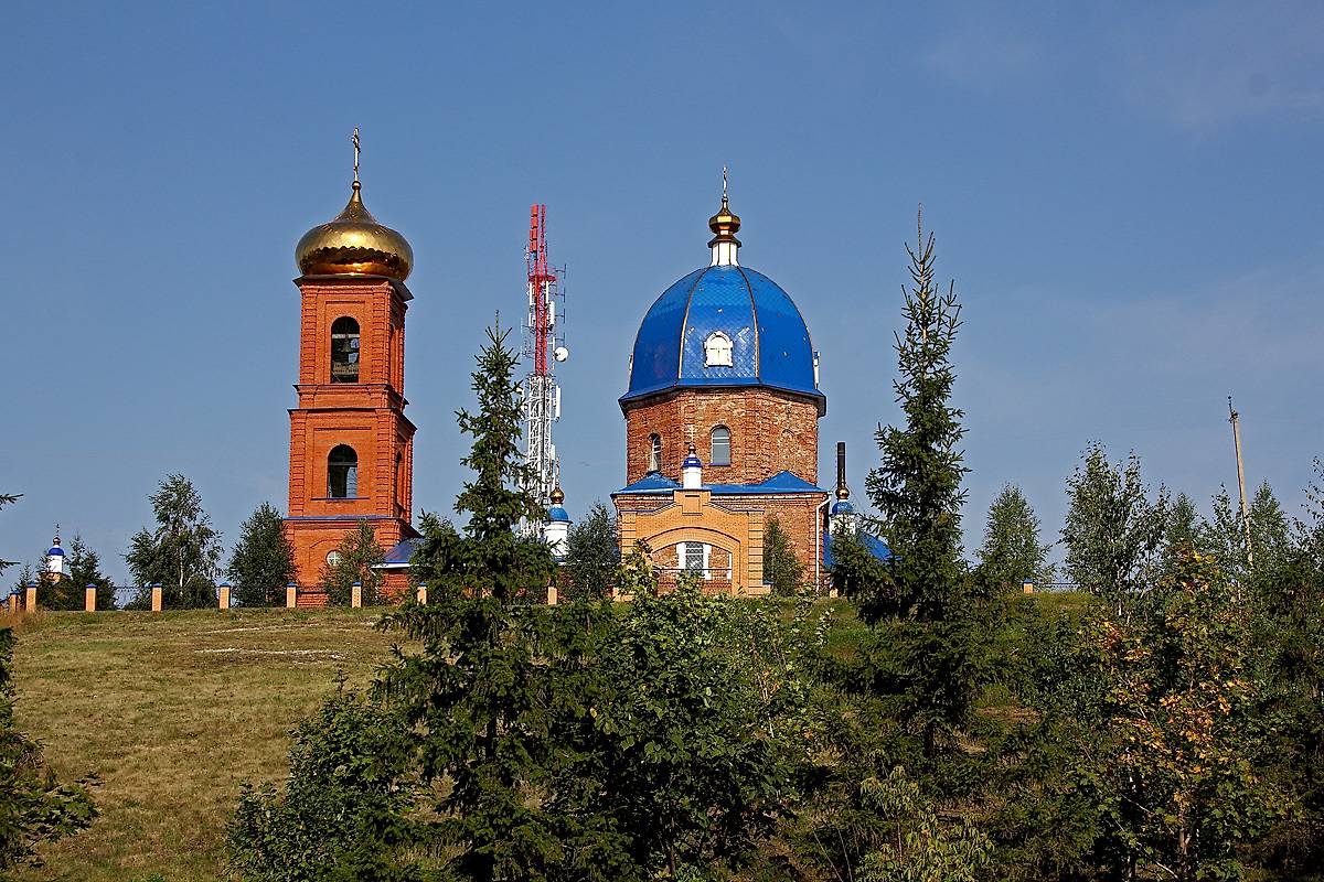 общий вид в ландшафте. Церковь Троицы Живоначальной, Новошешминск (Новошешминский район, Республика Татарстан)