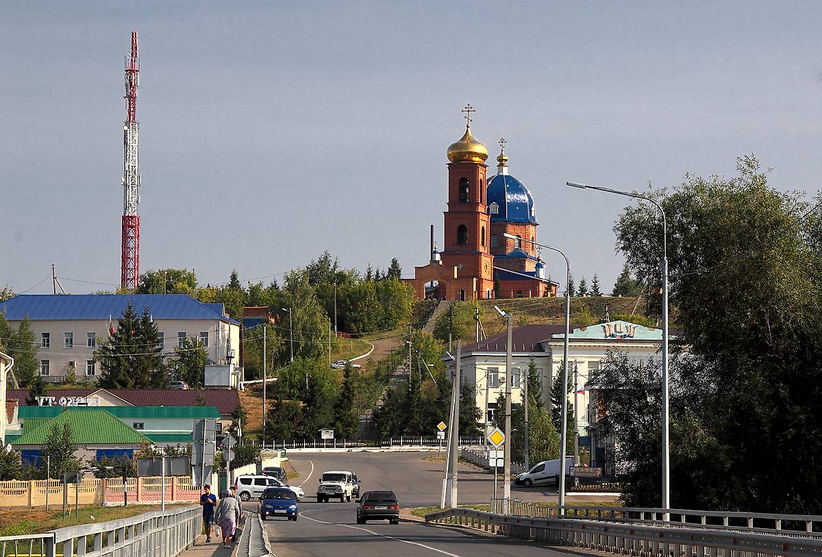 общий вид в ландшафте. Церковь Троицы Живоначальной, Новошешминск (Новошешминский район, Республика Татарстан)