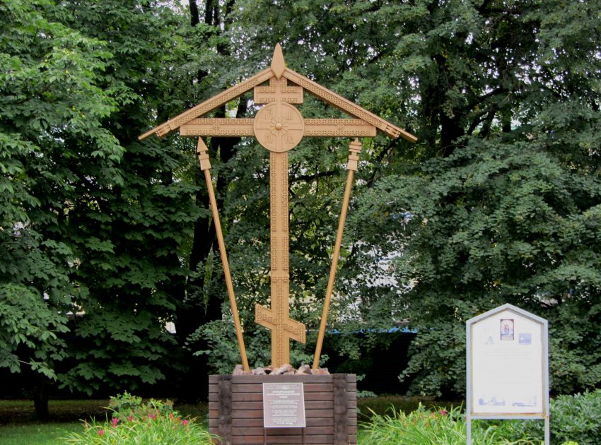 Кремль. Собор Преображения Господня (новый), Нижегородский район (Нижний Новгород, город, Нижегородская область). дополнительная информация, Памятный крест на месте разрушенного собора