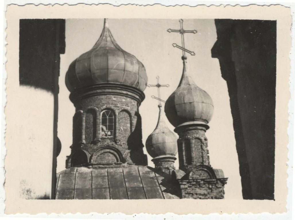 Церковь Сошествия Святого Духа, Гультяи (Пустошкинский район, Псковская область). архивная фотография, Фрагмент глав храма. Фото 1941 г. с аукциона e-bay.de