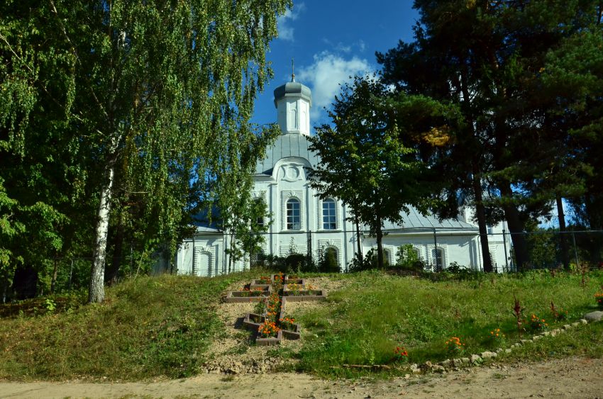 Уварово. Церковь Спаса Нерукотворного Образа. общий вид в ландшафте