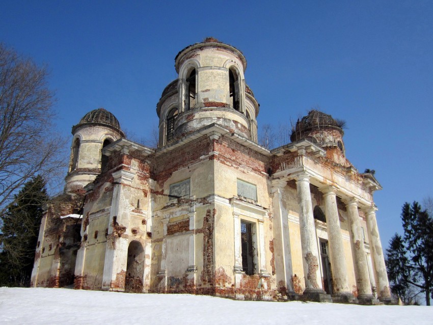 Кунино. Церковь Троицы Живоначальной на погосте Баранья Гора. фасады, Вид на храм с юго-запада