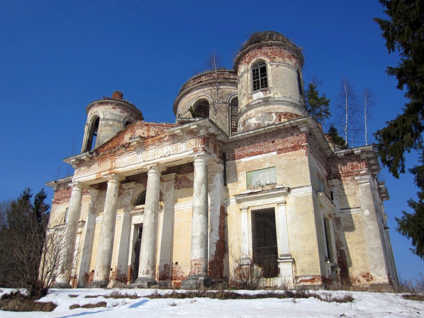 Кунино. Церковь Троицы Живоначальной на погосте Баранья Гора. фасады, Вид на храм с юго-востока