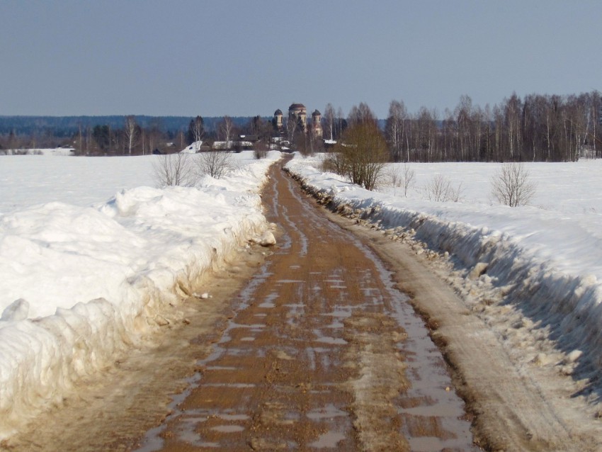 Церковь Троицы Живоначальной на погосте Баранья Гора, Кунино (Кувшиновский район, Тверская область). дополнительная информация, Вид с дороги со стороны Большого Кузнечково