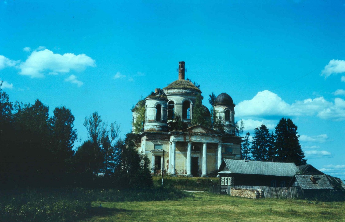 Кунино. Церковь Троицы Живоначальной на погосте Баранья Гора. фасады, 1994