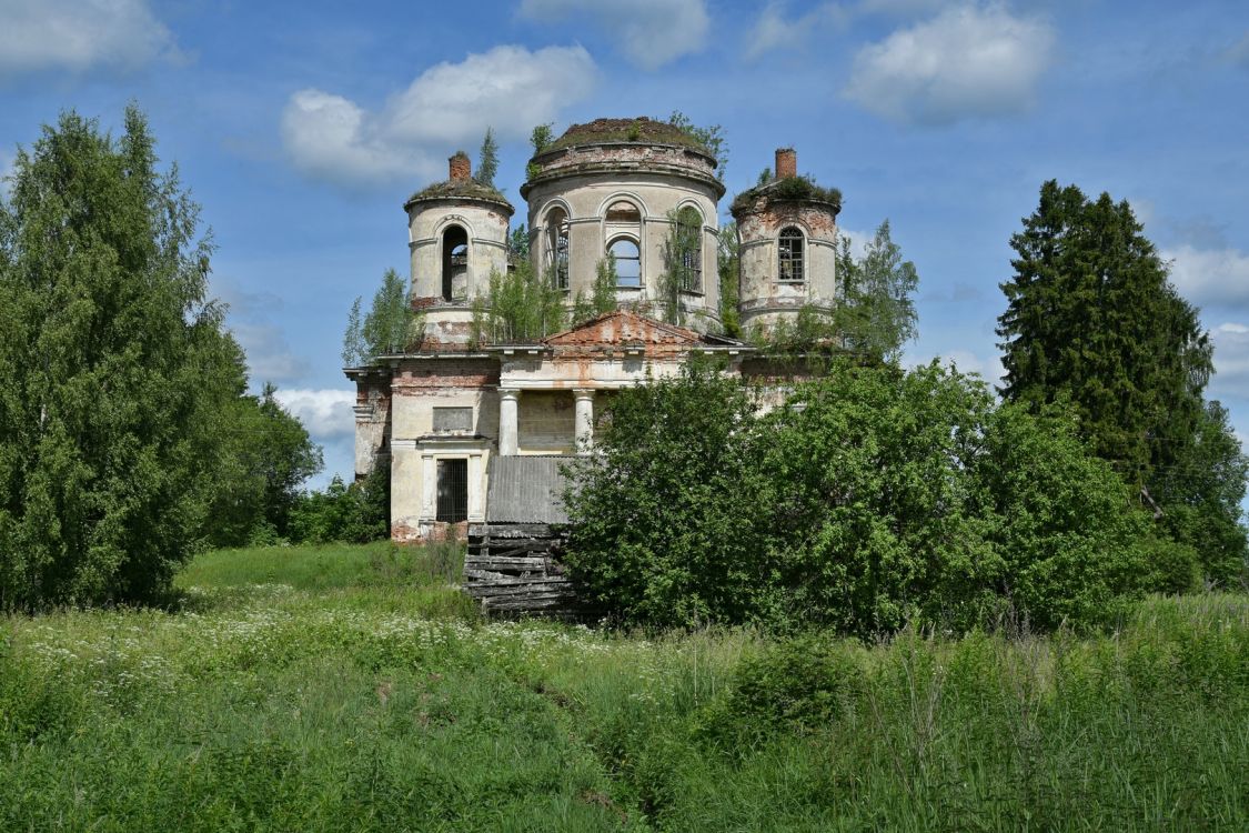 Церковь Троицы Живоначальной на погосте Баранья Гора, Кунино (Кувшиновский район, Тверская область). общий вид в ландшафте, Общий вид с юга