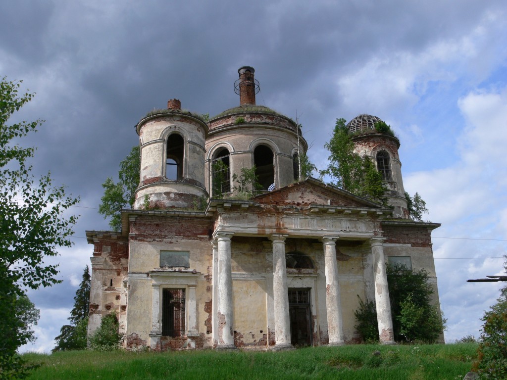 Кунино. Церковь Троицы Живоначальной на погосте Баранья Гора. фасады