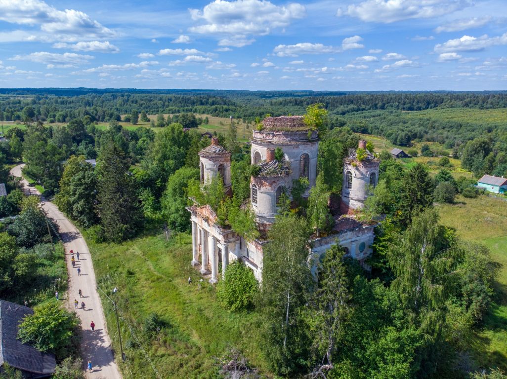 Кунино. Церковь Троицы Живоначальной на погосте Баранья Гора. общий вид в ландшафте