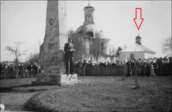 Бытень. Церковь Успения Пресвятой Богородицы. архивная фотография, Храм указан стрелкой. Частная коллекция. Фото 1920-х годов