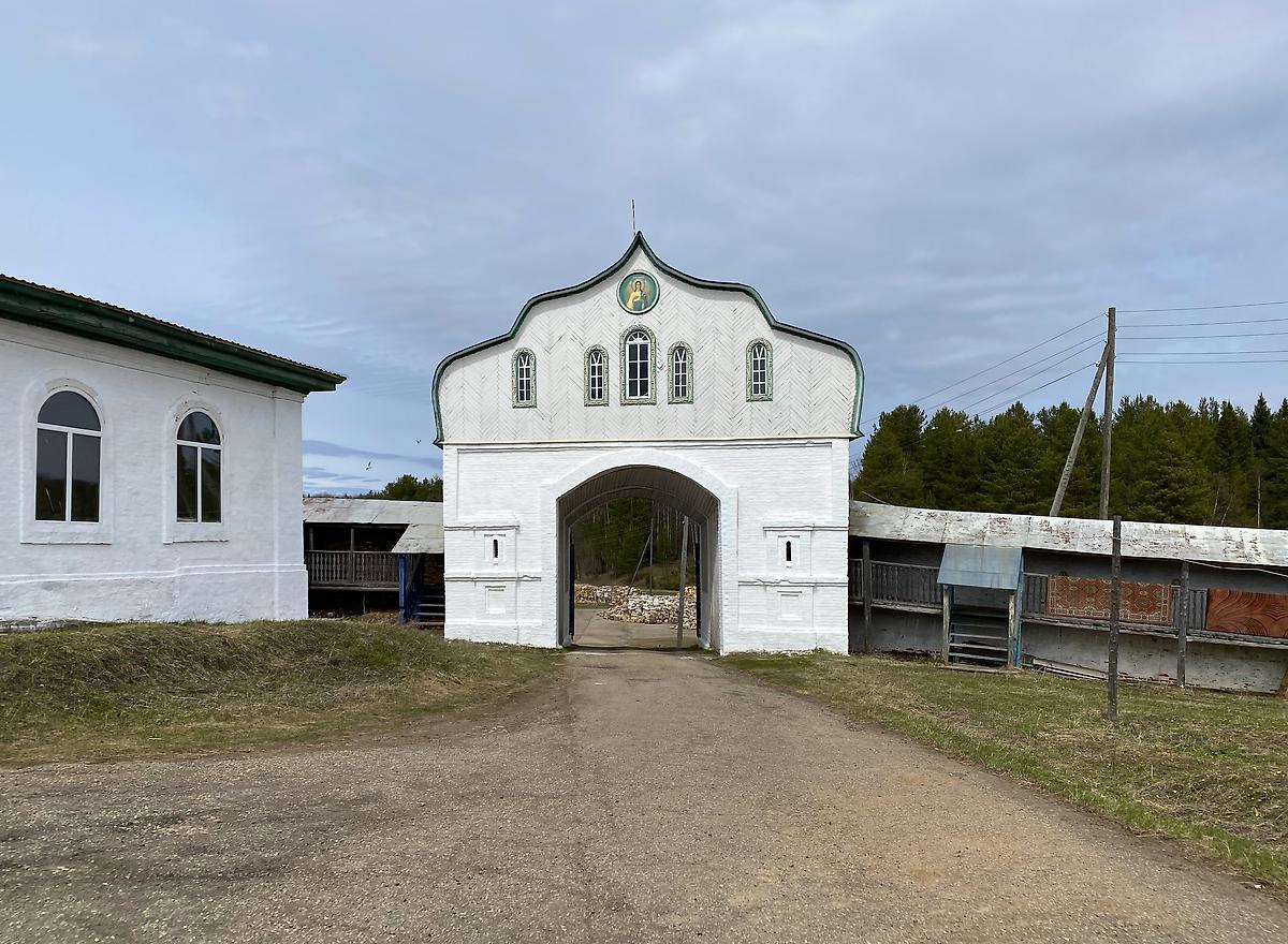 Вид с юга, общий вид в ландшафте. Ульяновский Троице-Стефанов монастырь. Надвратная церковь Гавриила Архангела, Ульяново (Усть-Куломский район, Республика Коми)