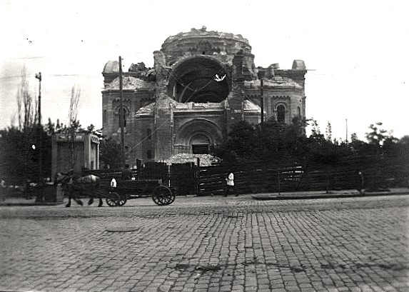 Разрушение (демонтаж) Александро-Невского собора в 1930 году. Источник: http://meotyda.ru/node/951 Фото с сайта: pastvu.com, архивная фотография. Собор Александра Невского (старый), Волгоград (Волгоград, город, Волгоградская область)