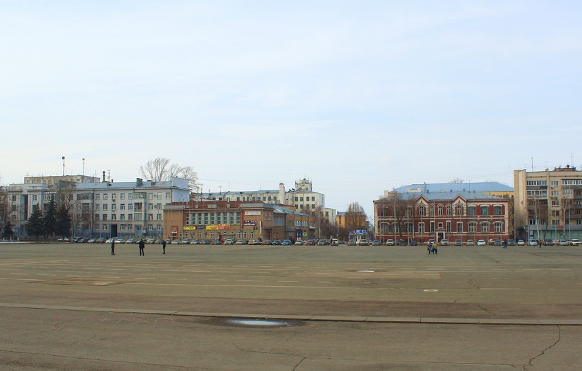 Кафедральный собор Воскресения Христова, Самара (Самара, город, Самарская область). общий вид в ландшафте, Общий вид места собора на площади Куйбышева (Соборной) в западном направлении от Оперного театра. Продольная ось собора находилась в створе улицы Шостаковича, которая видна на заднем плане