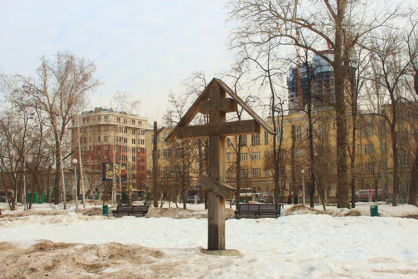 Самара. Кафедральный собор Воскресения Христова. общий вид в ландшафте, Поклонный крест в память утраченного собора, вид в сторону улицы Галактионовской (на заднем плане - бывшая Первая мужская гимназия с домовой церковью Спаса Нерукотворного Образа)