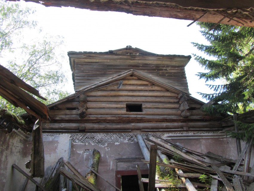 Церковь Афанасия и Кирилла, Патриархов Александрийских, Фоминская (Васютинский погост, Дьяконцы) (Верхнетоемский район, Архангельская область). интерьер и убранство, западная стена трапезной и остатки колокольни