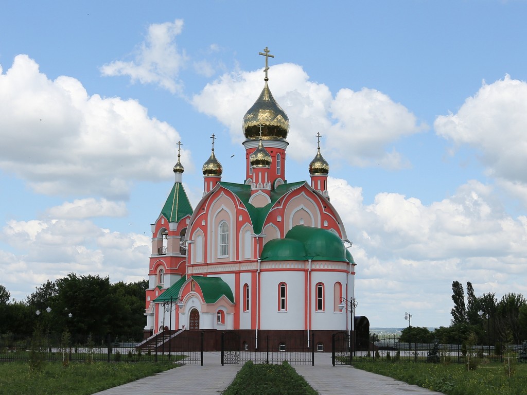 Курчатов. Церковь Серафима Саровского и Всех Святых в земле Курской просиявших. общий вид в ландшафте