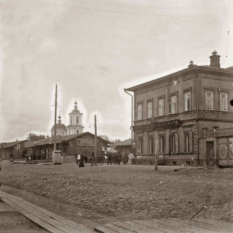 Пермь. Церковь Троицы Живоначальной на Сенной площади. архивная фотография, 1890—1917 справа Аптека В.Бартминского, с сайта https://pastvu.com/p/371598