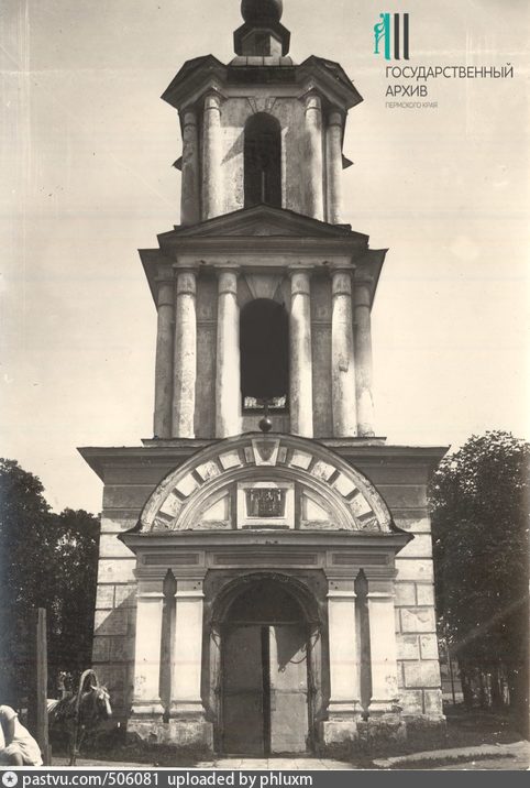 Пермь. Церковь Троицы Живоначальной на Сенной площади. архивная фотография, Колоннада здания единоверческой церкви на Сенной площади