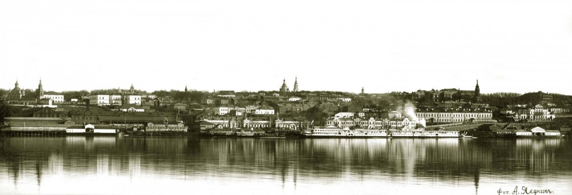 Церковь Воскресения Христова и Александра Невского, Пермь (Пермь, город, Пермский край). архивная фотография, Фото А. Якунина. Слева направо: Собор Петра и Павла (
