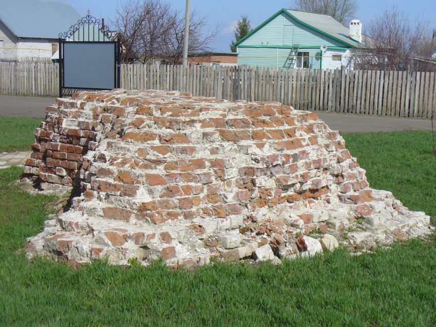 Церковь Воскресения Словущего, Алексеевское (Алексеевский район, Республика Татарстан). архитектурные детали, Все, что осталось от северо-восточного угла церкви..