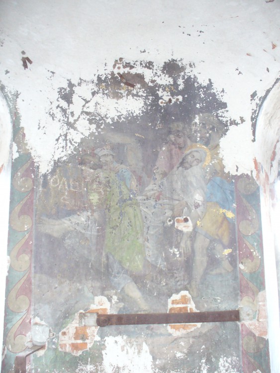 Церковь Покрова Пресвятой Богородицы, Русские Сарсазы (Чистопольский район, Республика Татарстан). интерьер и убранство, На стенах сохранились остатки росписей. Но они в плохом состоянии.